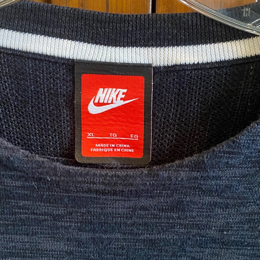 Nike Men’s Long Sleeved Pullover - Picture 3 of 11